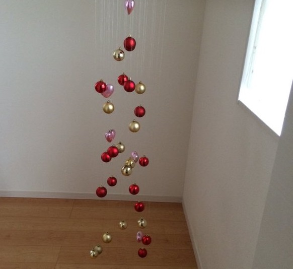 天井からオーナメントを吊り下げて作るクリスマスツリーの作り方 飛び猫