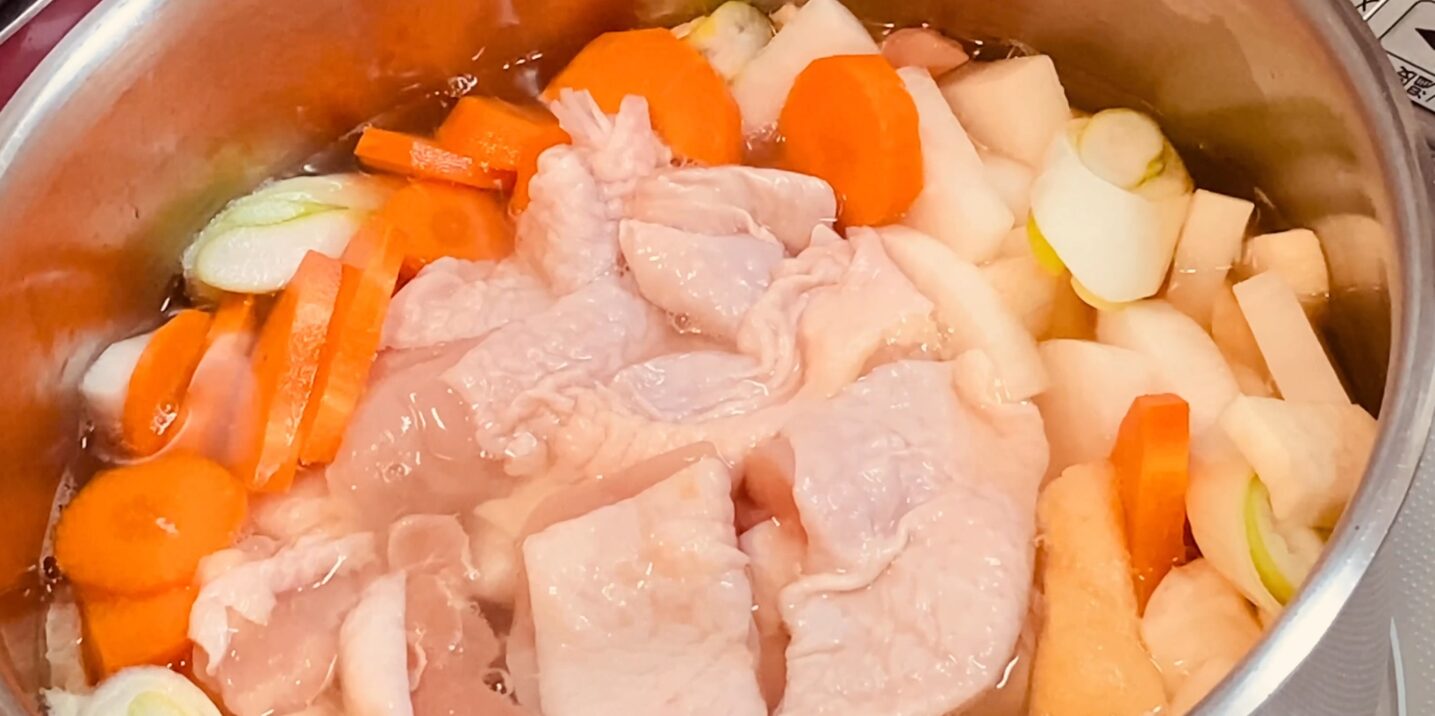 煮込む